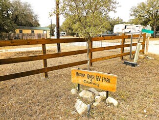 Plus de détails pour 605 Lakeshore Ln, Bandera, TX - Multi-résidentiel à vendre