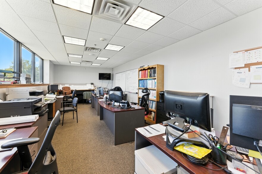 23 Oregon Rd, Ludlow, MA à vendre - Photo du bâtiment - Image 2 de 6