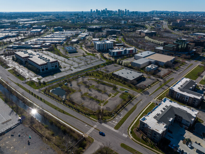 100 Athens Way, Nashville, TN à vendre - Photo du b timent - Image 1 de 2