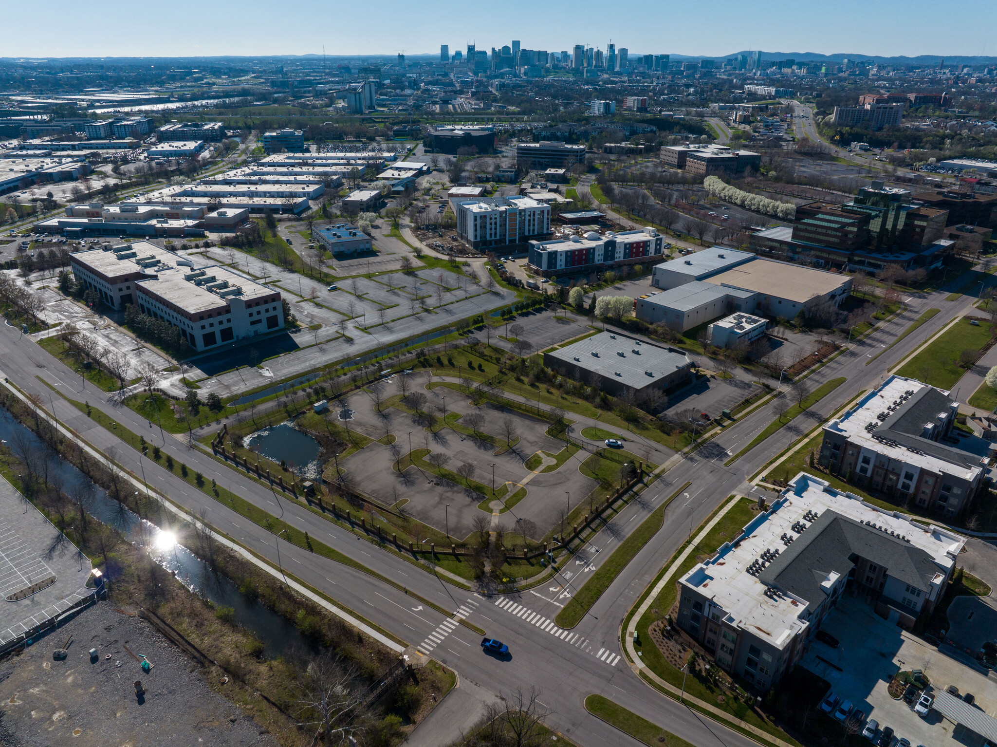 100 Athens Way, Nashville, TN à vendre Photo du b timent- Image 1 de 3