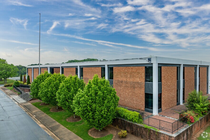 2516 Industry Dr, Burlington, NC à louer - Photo du bâtiment - Image 2 de 6