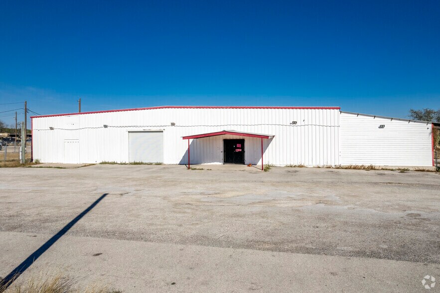 1457 S Highway 181, Karnes City, TX à vendre - Photo du bâtiment - Image 2 de 6