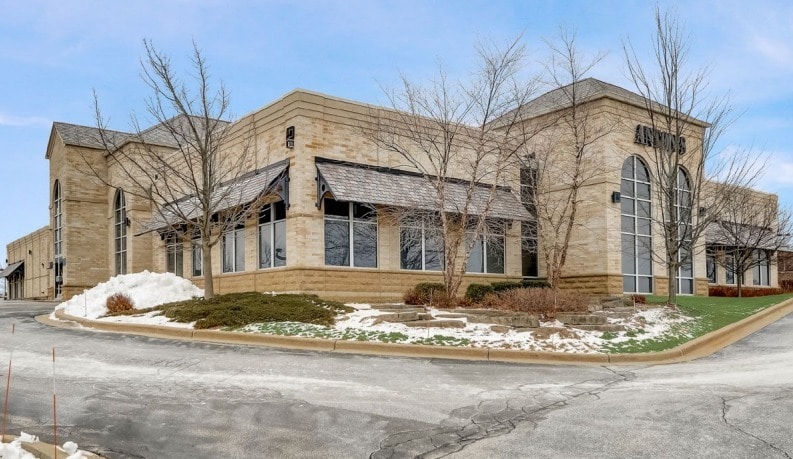1231 George Towne Dr, Pewaukee, WI for lease Primary Photo- Image 1 of 3