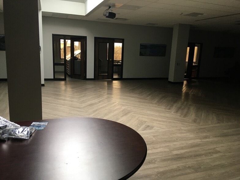 Woodard Industrial Park portfolio of 3 properties for sale on LoopNet.ca - Interior Photo - Image 2 of 14