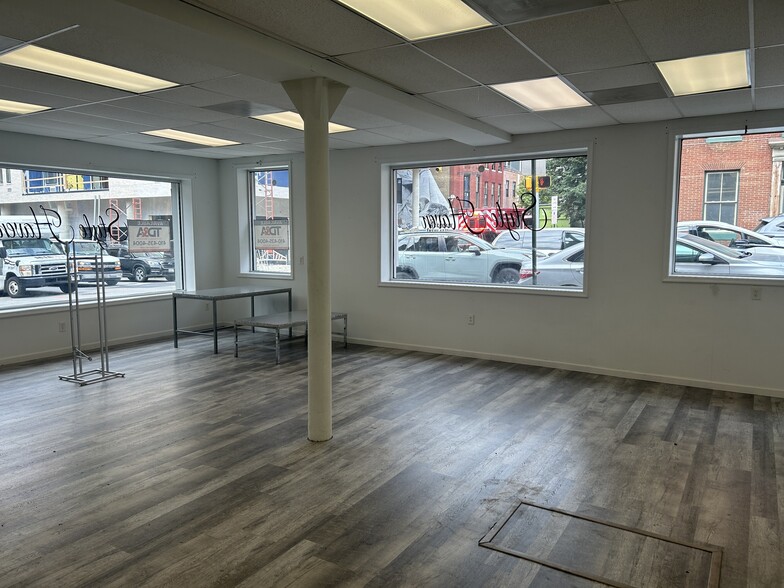 327-331 Park Ave, Baltimore, MD for lease - Building Photo - Image 2 of 6