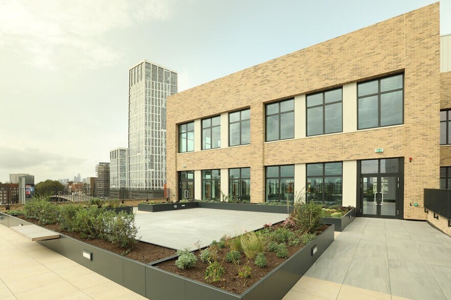 Sugar House Ln, Londres à louer - Photo du bâtiment - Image 3 de 17