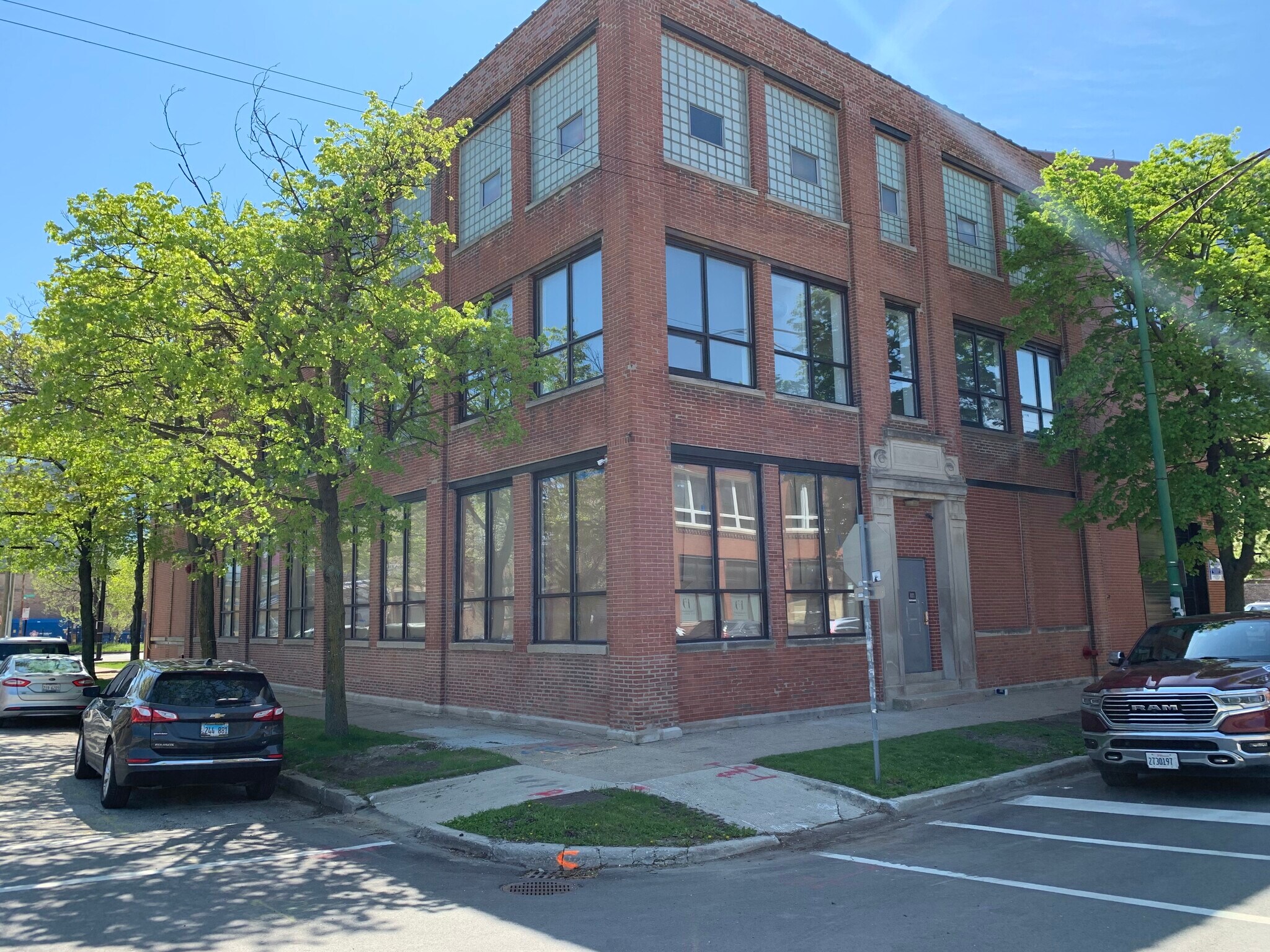 321 N Loomis St, Chicago, IL à louer Photo du bâtiment- Image 1 de 7