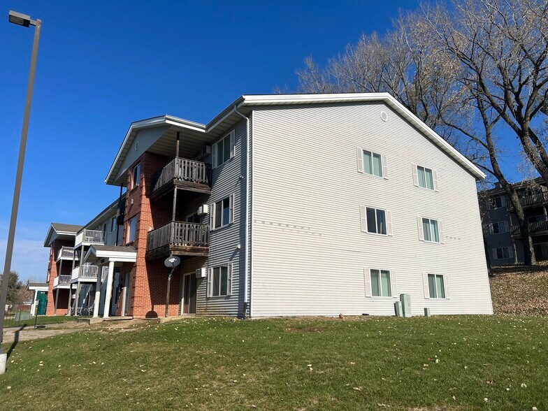 530 E Kenyon Ave, Des Moines, IA for sale - Primary Photo - Image 1 of 14