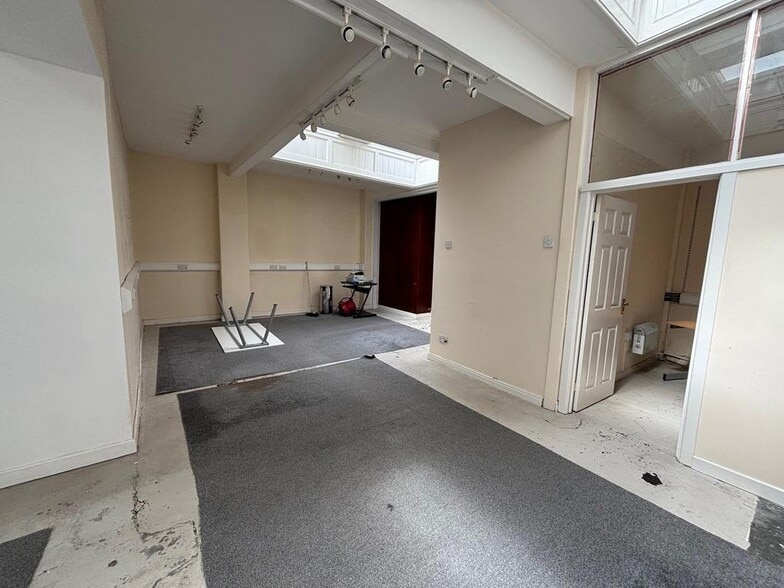 56 Rhosmaen St, Llandeilo à louer - Photo du bâtiment - Image 3 de 8