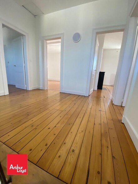 Office in Chartres for lease - Interior Photo - Image 2 of 5