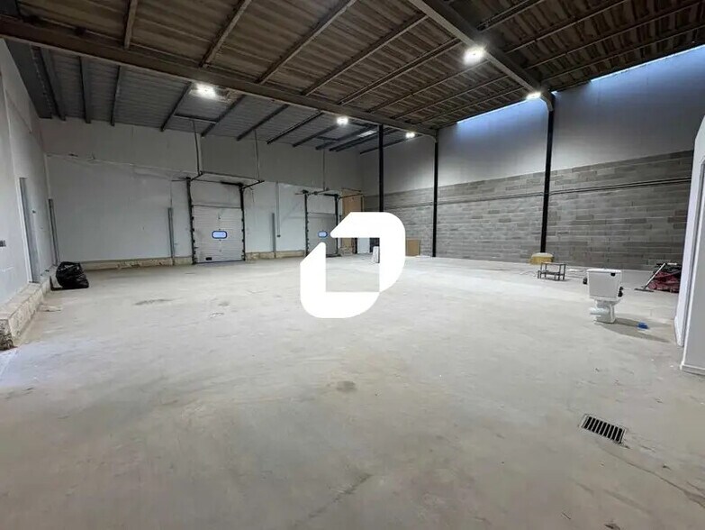 Flex in Montigny-le-Bretonneux for lease - Interior Photo - Image 2 of 8