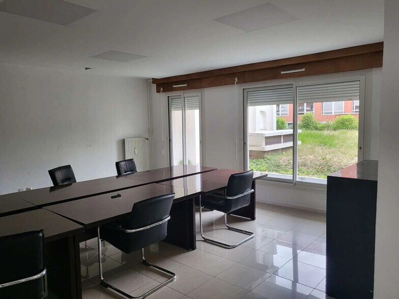 Office in Suresnes for lease - Interior Photo - Image 2 of 5