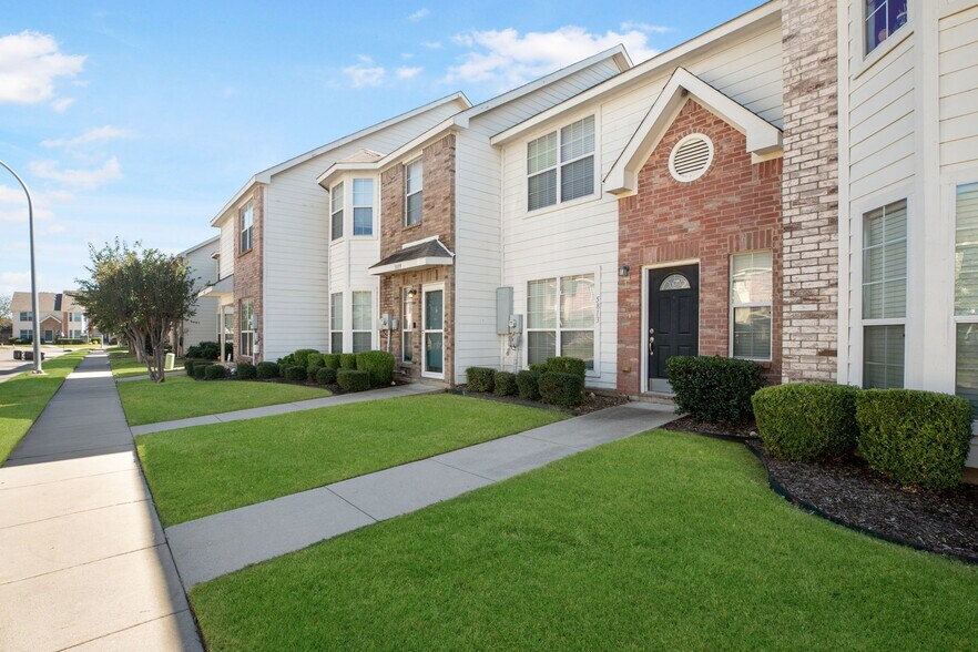 5813 Giddyup Ln, Fort Worth, TX à vendre - Photo du bâtiment - Image 2 de 3