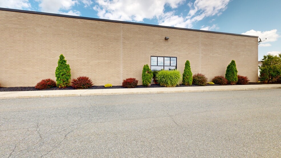 151 Wolf Rd, Colonie, NY à vendre - Photo du bâtiment - Image 3 de 45