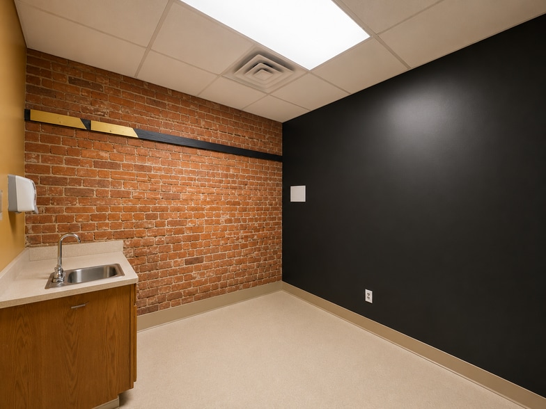 210 N Liberty St, Jackson, TN à louer - Photo du bâtiment - Image 3 de 24
