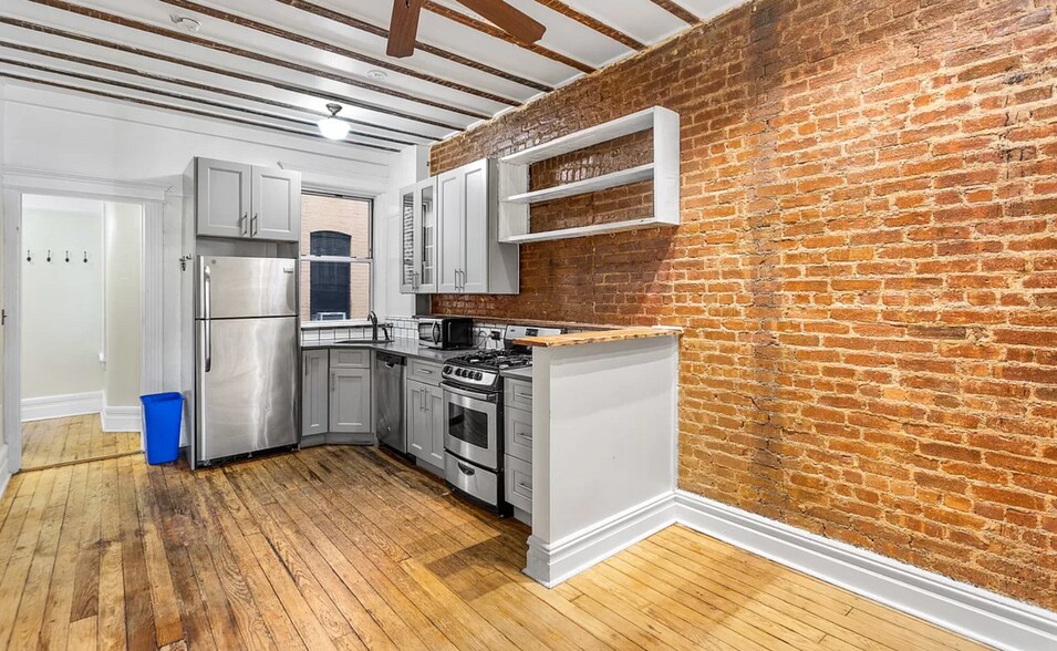 662 Madison St, Brooklyn, NY à vendre - Photo intérieure - Image 3 de 9