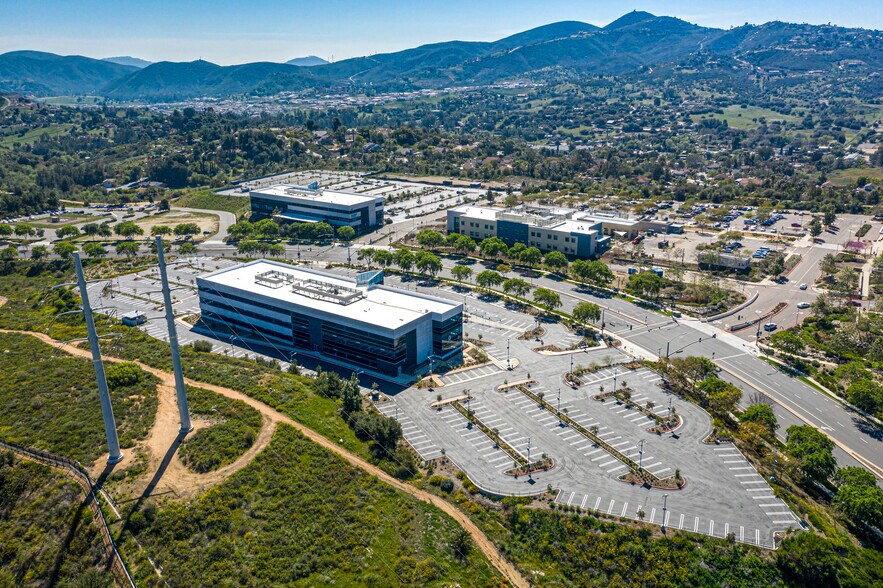 2127 W Citracado Pky, Escondido, CA à louer - Photo du bâtiment - Image 2 de 9