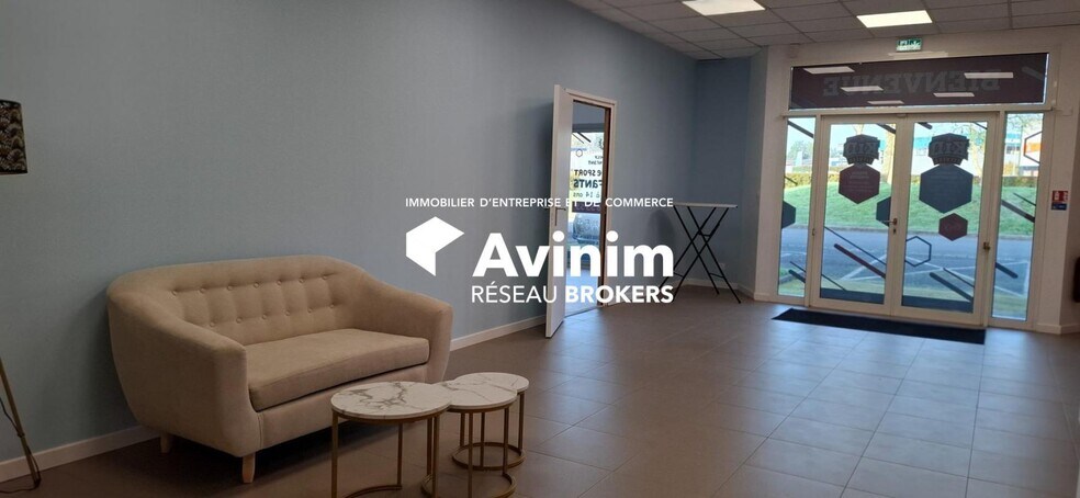 Retail in Montgermont for lease - Lobby - Image 2 of 3