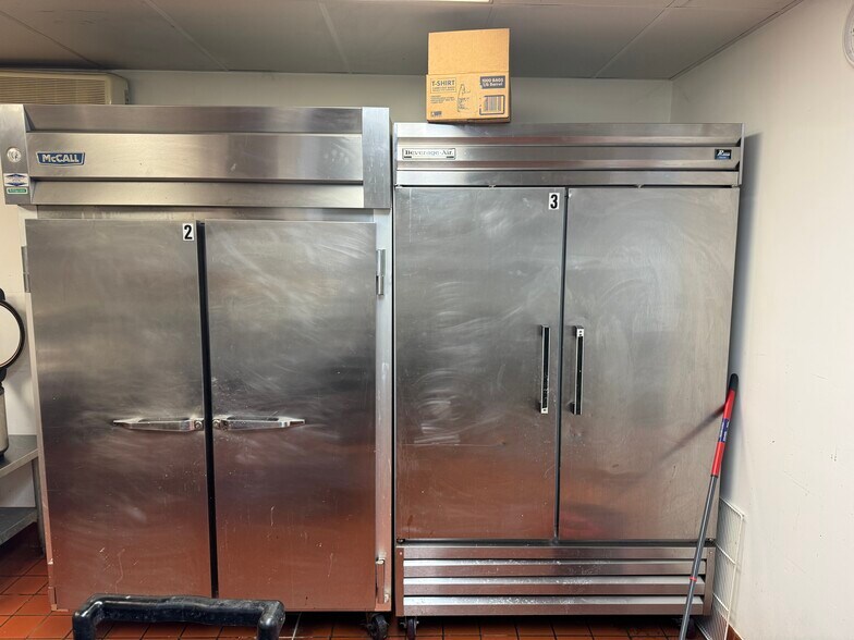 200 S Main St, Pine Island, MN à vendre - Photo du bâtiment - Image 3 de 9