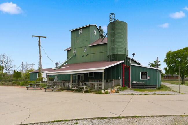Plus de détails pour 100 S Old State Road 15, Leesburg, IN - Commerce de détail à vendre
