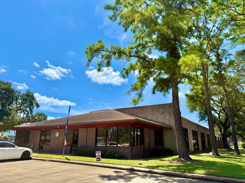 7135 W Tidwell Rd, Houston, TX à louer - Photo du bâtiment - Image 2 de 11