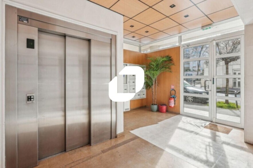 Bureau dans Issy-les-Moulineaux à louer - Photo du bâtiment - Image 2 de 15