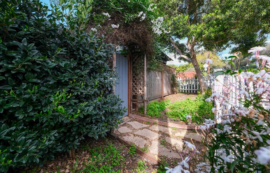 2549 Treasure Dr, Santa Barbara, CA à vendre - Photo du bâtiment - Image 2 de 13