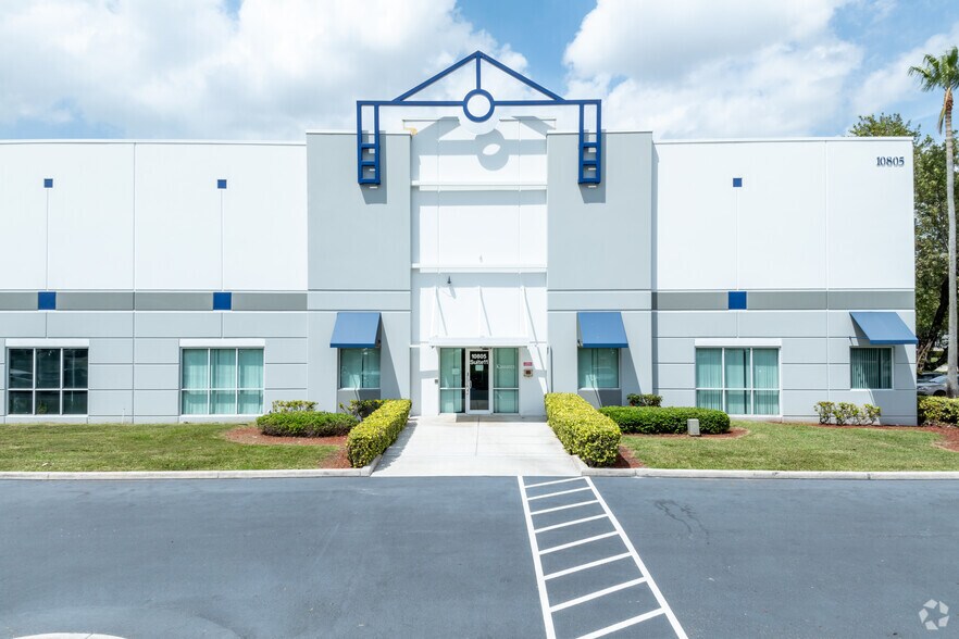 10805 NW 100th St, Medley, FL à louer - Photo du bâtiment - Image 1 de 6