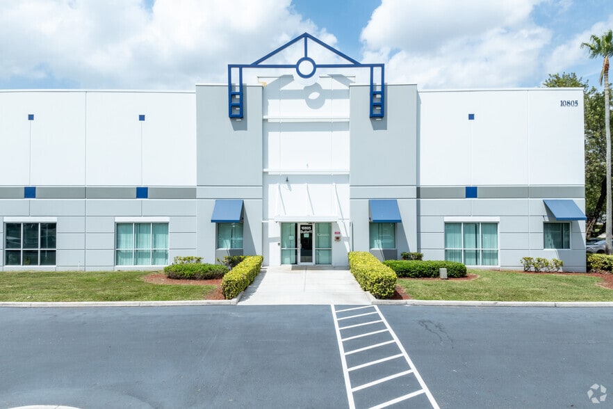 10805 NW 100th St, Medley, FL à louer - Photo du bâtiment - Image 1 de 6
