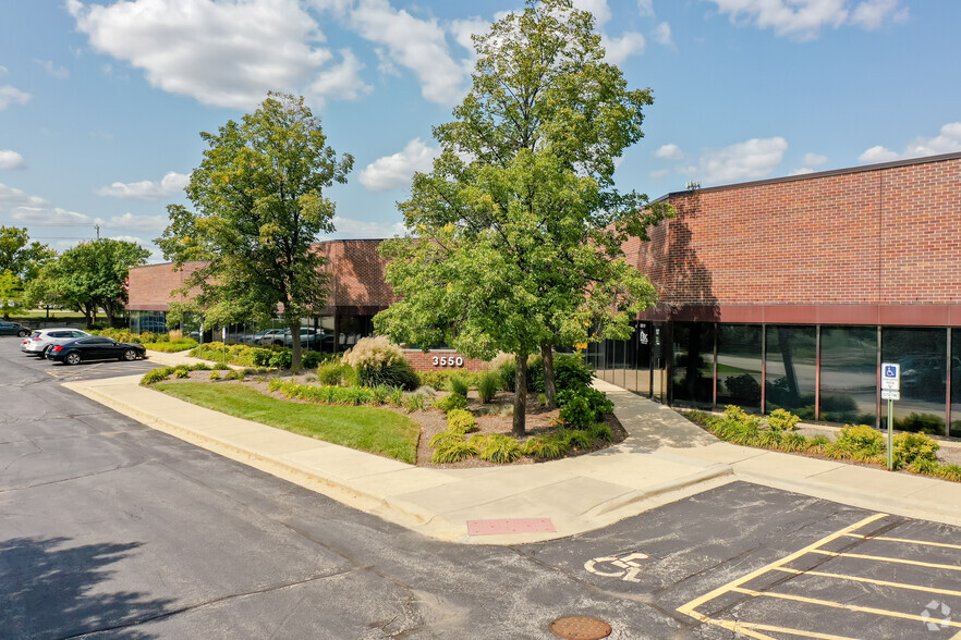 3550 W Salt Creek Ln, Arlington Heights, IL for lease - Building Photo - Image 2 of 8