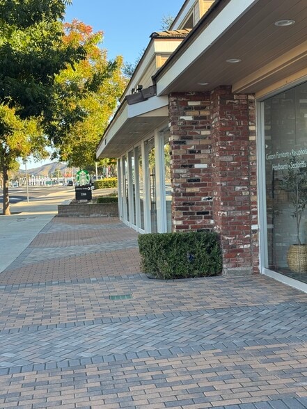 3320 E Thousand Oaks Blvd, Westlake Village, CA for lease - Building Photo - Image 3 of 14