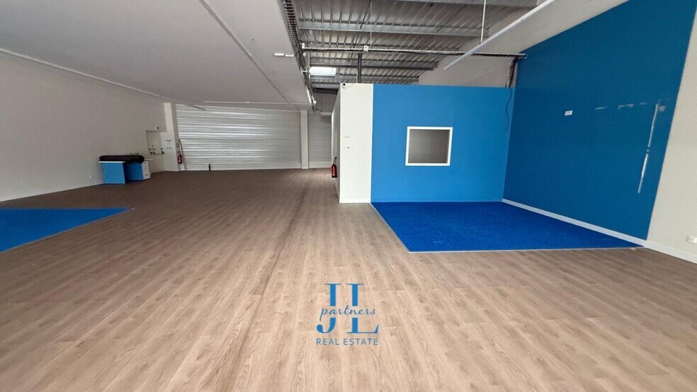 Retail in Sainte-Eulalie for lease - Interior Photo - Image 2 of 5