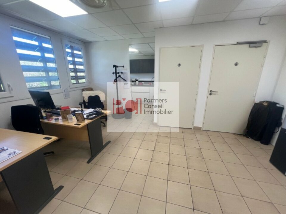 Office in Nîmes for lease Interior Photo- Image 1 of 4