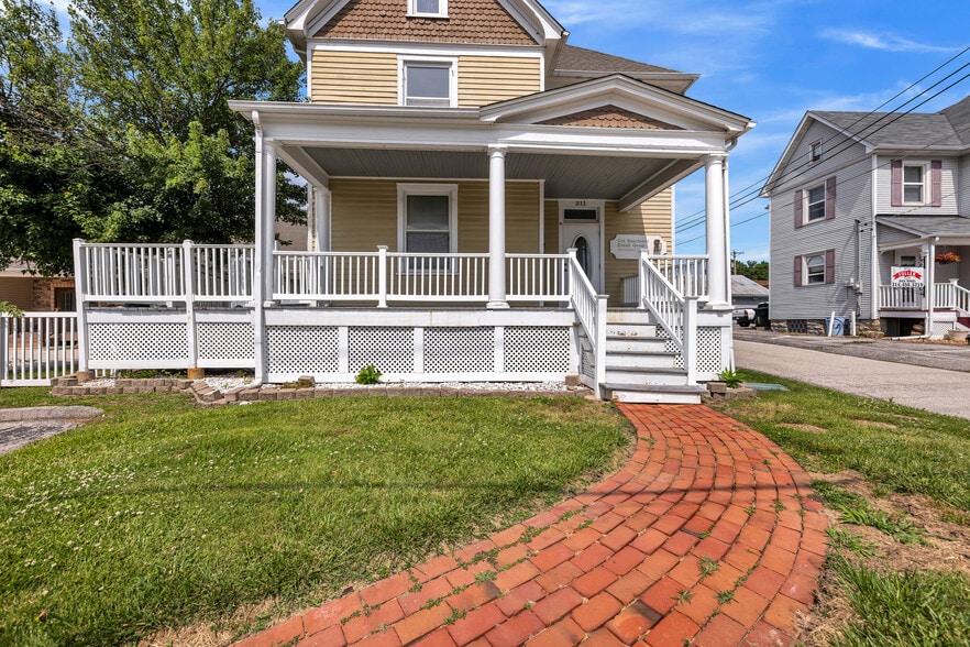 211 Old Meramec Station Rd, Manchester, MO for lease - Building Photo - Image 1 of 7