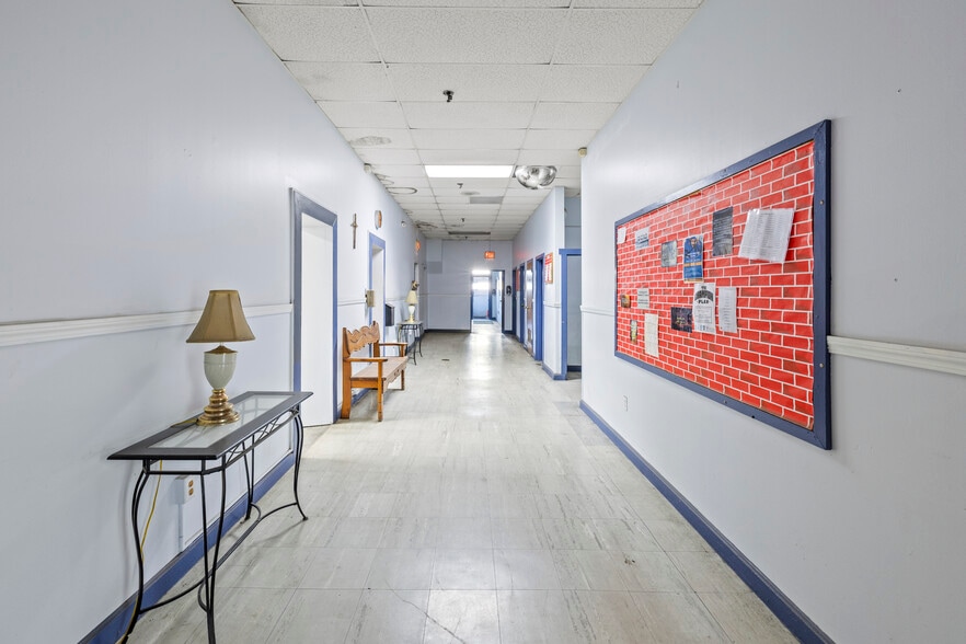 281 N Main St, Brockton, MA for sale - Interior Photo - Image 2 of 32