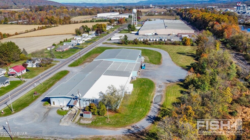 8813 PA-405 Hwy, Montgomery, PA à vendre - Photo du bâtiment - Image 2 de 11