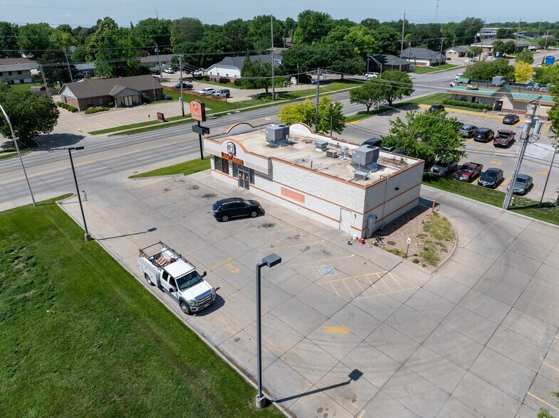 221 W 39th St, Kearney, NE à vendre - Photo du bâtiment - Image 2 de 11