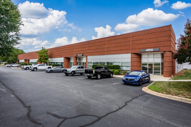 Plus de détails pour 408 Gallimore Dairy Rd, Greensboro, NC - Industriel à louer