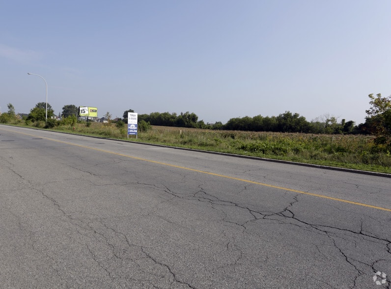Blvd Daniel-Johnson, Laval, QC à vendre - Photo du bâtiment - Image 2 de 5
