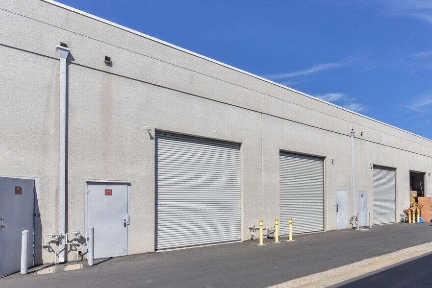 711 W 17th St, Costa Mesa, CA à louer - Photo du bâtiment - Image 2 de 7