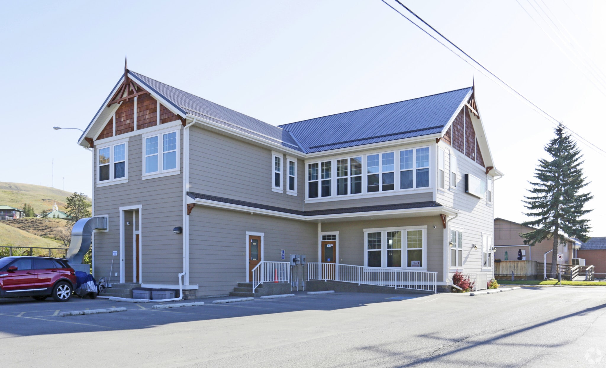 115 5th Ave, Cochrane, AB for sale Primary Photo- Image 1 of 1