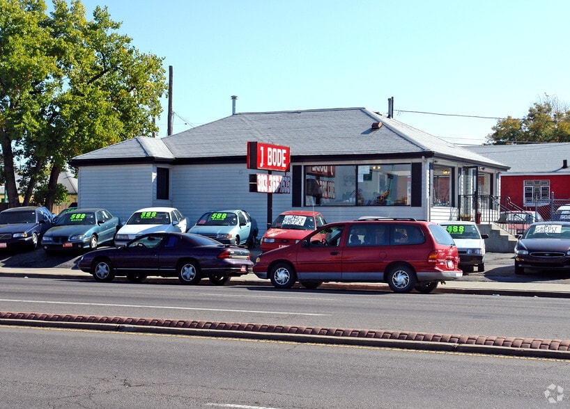 11090 E Colfax Ave & 1497 Kingston St portfolio of 2 properties for sale on LoopNet.ca - Primary Photo - Image 1 of 3