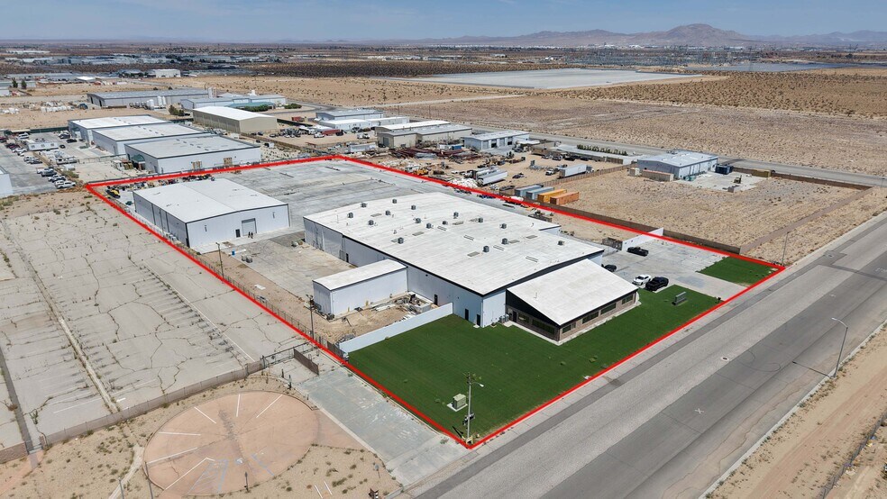 9486 Holly Rd, Adelanto, CA à vendre - Photo du bâtiment - Image 2 de 9