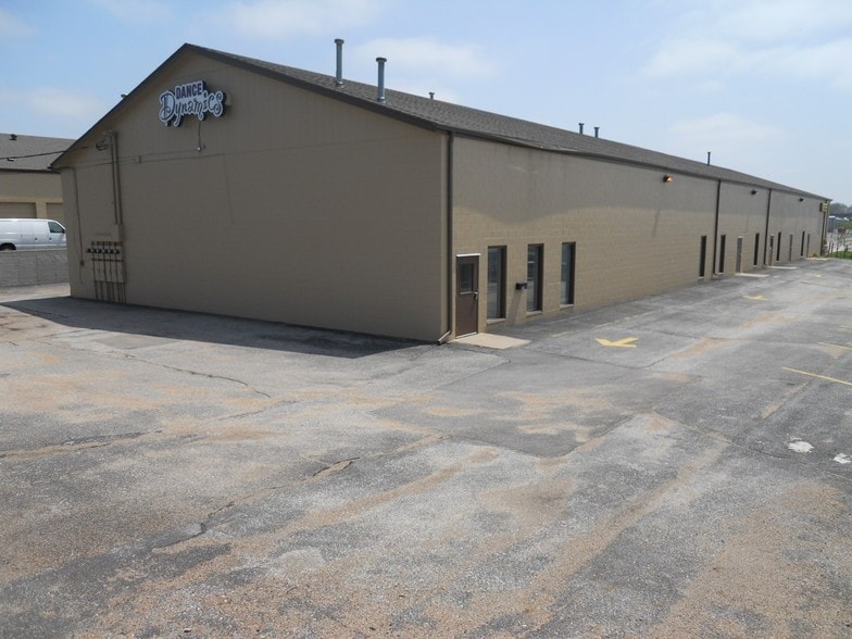 1236-1248 Royal Dr, Papillion, NE for lease - Primary Photo - Image 1 of 21