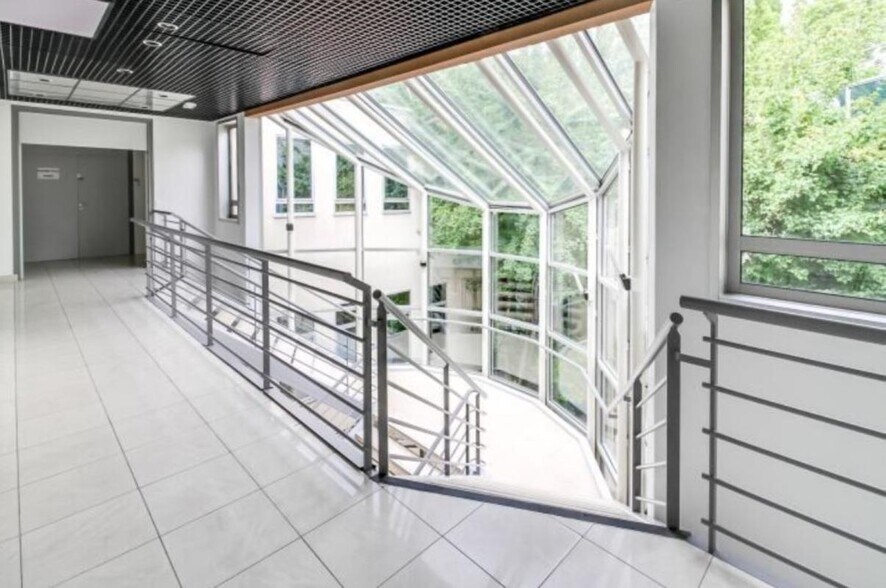 Office in Eragny for lease - Building Photo - Image 3 of 6