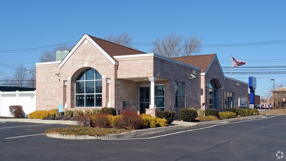 720 Grand Blvd, Deer Park, NY à vendre - Photo du bâtiment - Image 2 de 2