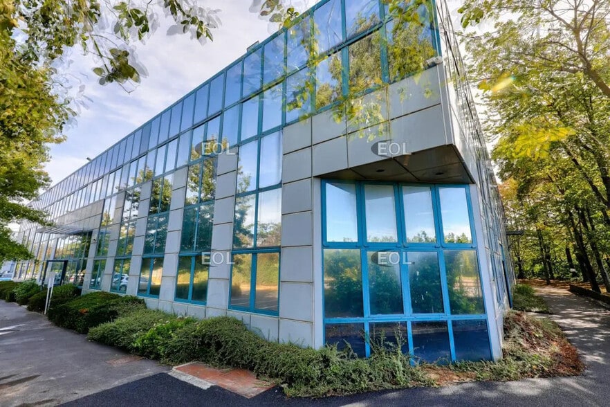 Flex in Fresnes for lease - Building Photo - Image 1 of 12