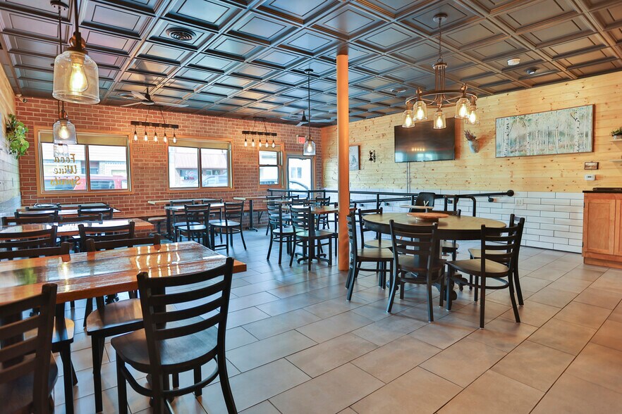 214 S Mckay Ave, Spring Valley, WI à vendre - Photo du bâtiment - Image 3 de 14