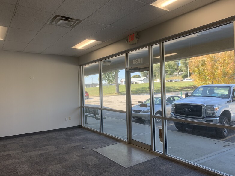 1825-1847 NW Vivion Rd, Kansas City, MO for lease - Building Photo - Image 2 of 8