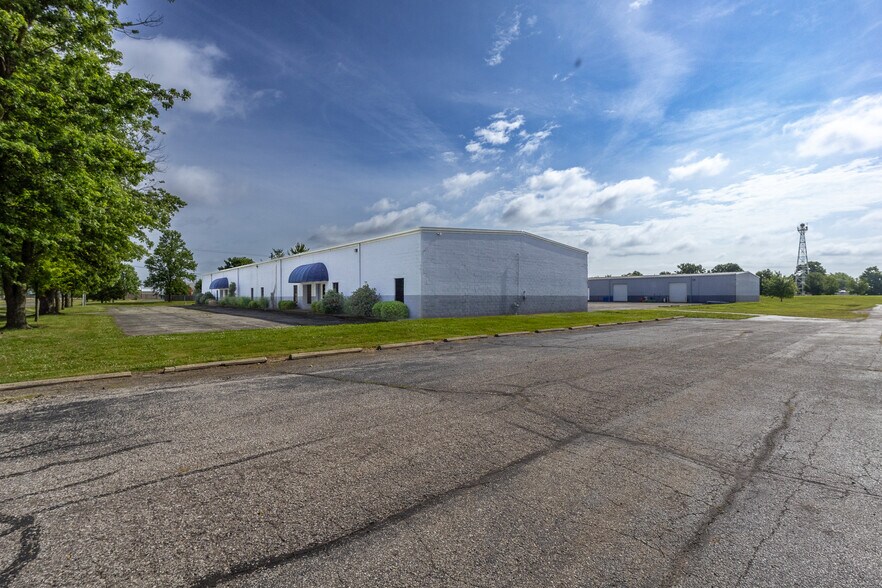 4585 Kelly St, Columbus, IN à vendre - Photo du bâtiment - Image 2 de 9
